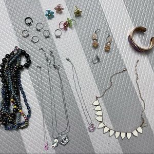 ❌SOLD❌ 💃🏻 All yours women accessories 💫 rings 💍 bracelet ⭐️necklace✨ Earring